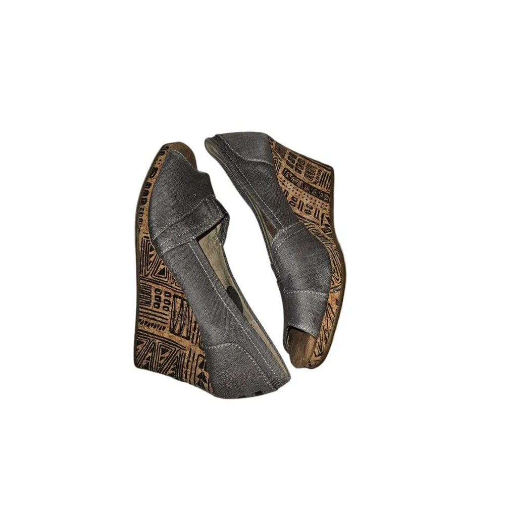 TOMS Classic Peeptoe Wedge Dark Grey Shoes Geomtric Pattern Women’s size 6.5